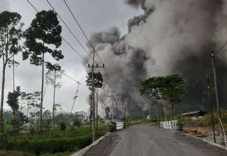 Awan panas guguruan (APG) Gunung Semeru masih berlangsung dan terjadi erupsi kecil, Senin 5 Desember 2022 siang. (Foto: Twitter PVMBG)