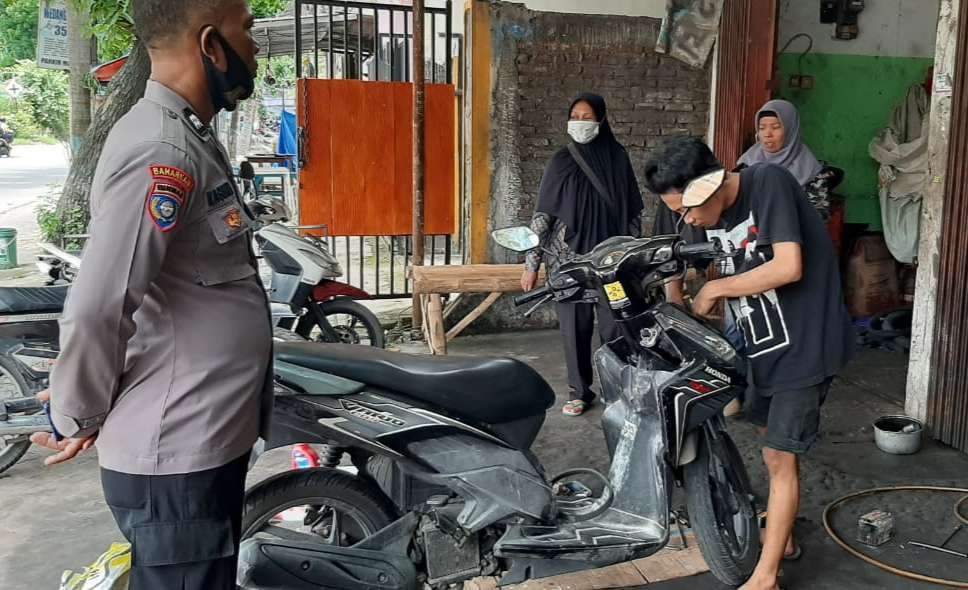 Satbinmas Polres Lamongan mendatangi pemilik bengkel untuk tidak menjual atau melayani knalpot brong jelang tahun baru. (Foto: Istimewa)