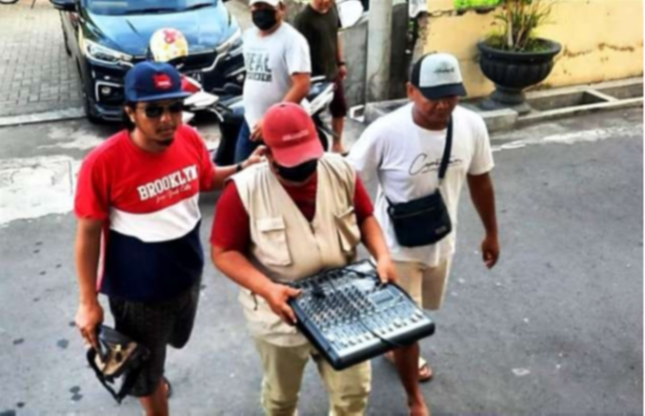 Pelaku pencurian amplifier di masjid dan barang bukti saat diamankan anggota Satreskrim Polres Situbondo. (Foto: Guido Saphan/Ngopibareng.id)