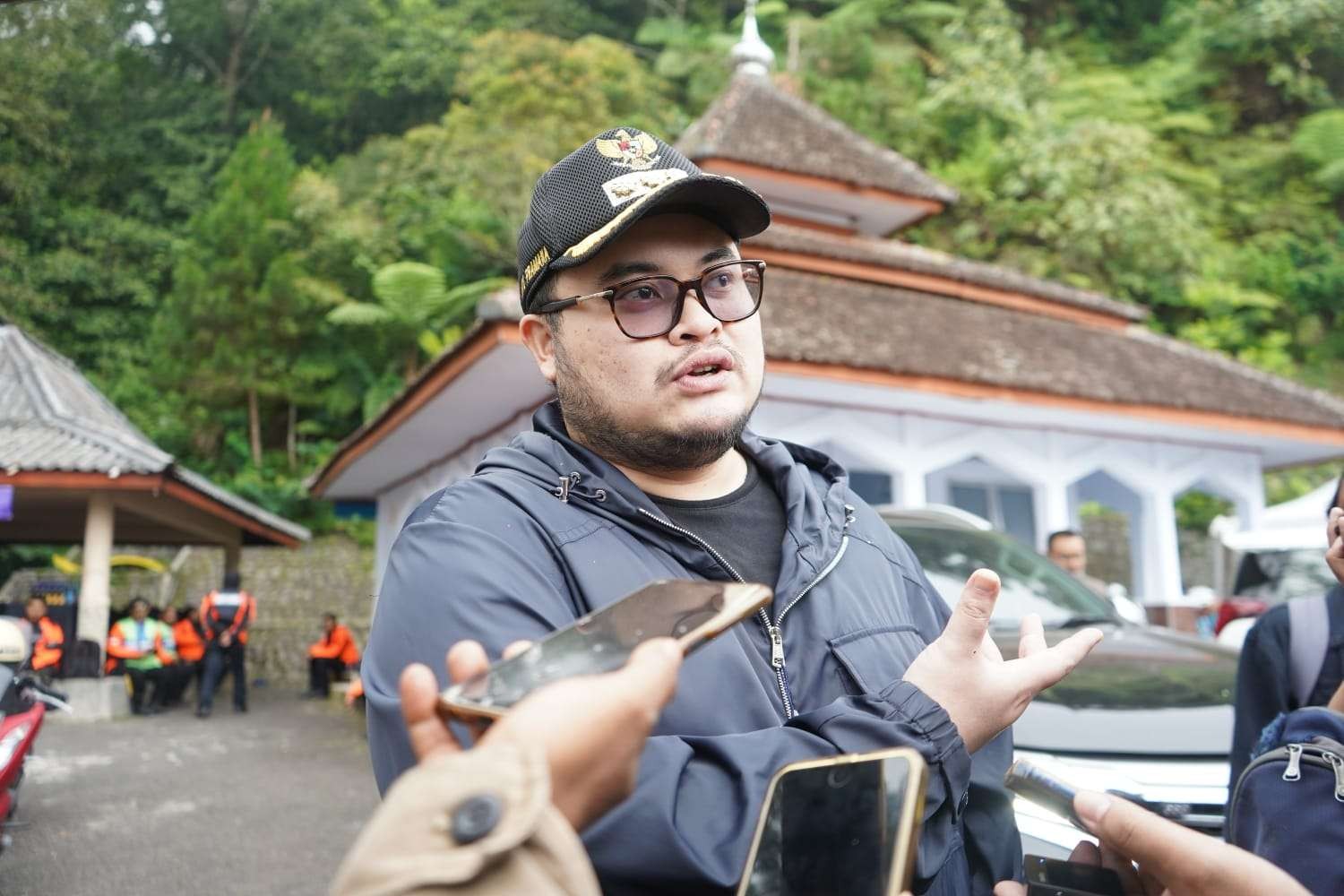 Bupati Kediri Hanindhito Himawan Pramana merencanakan membuat jalan alternatif untuk mempersingkat jarak menuju Air Terjun Dholo. (Foto: Kominfo Kabupaten Kediri)