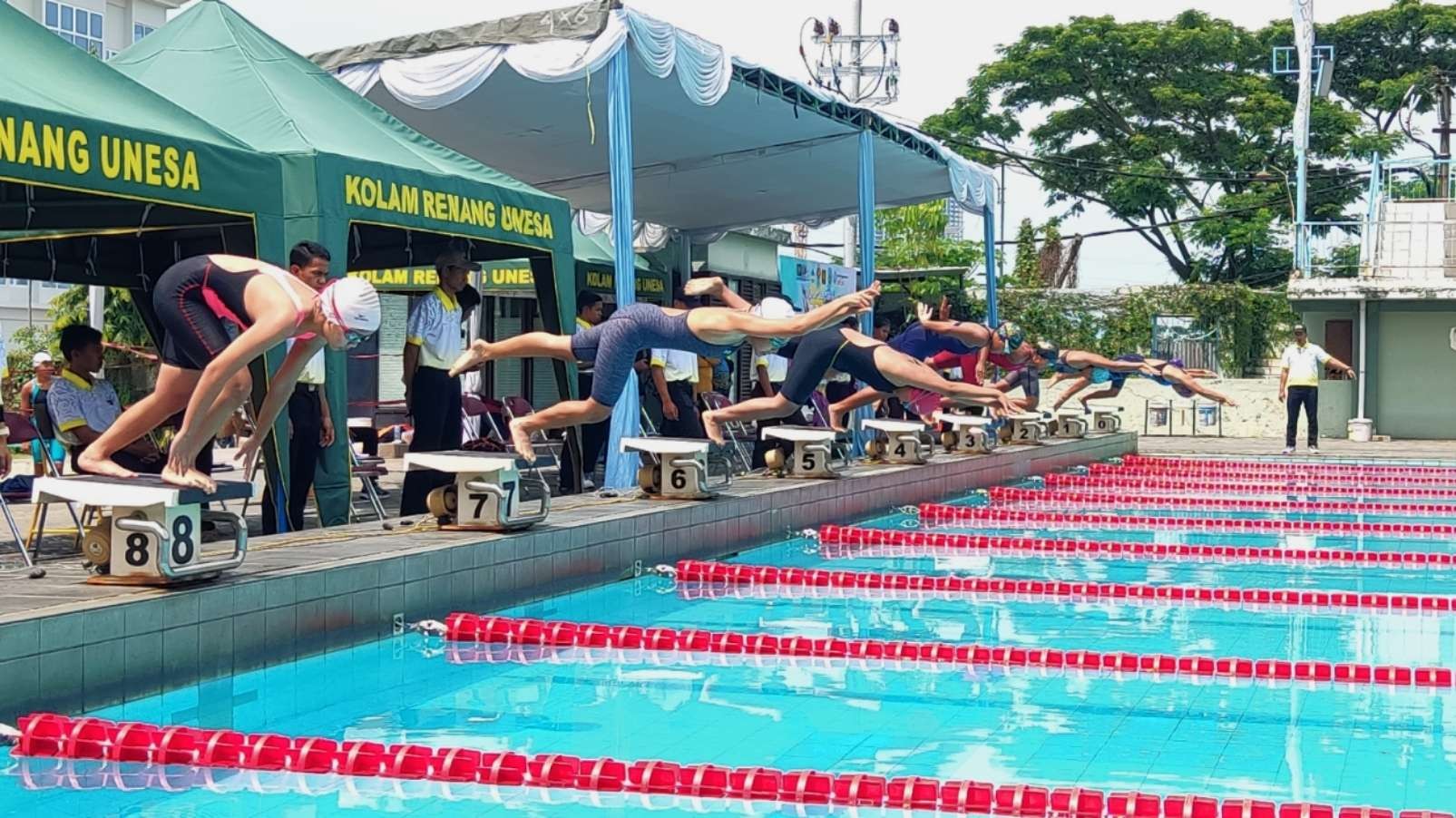 Peserta cabor renang dalam Kejuaraan Cabor DBON di Kolam Renang Unesa, Surabaya, Selasa 6 Desember 2022. (Foto: Fariz Yarbo/Ngopibareng.id)