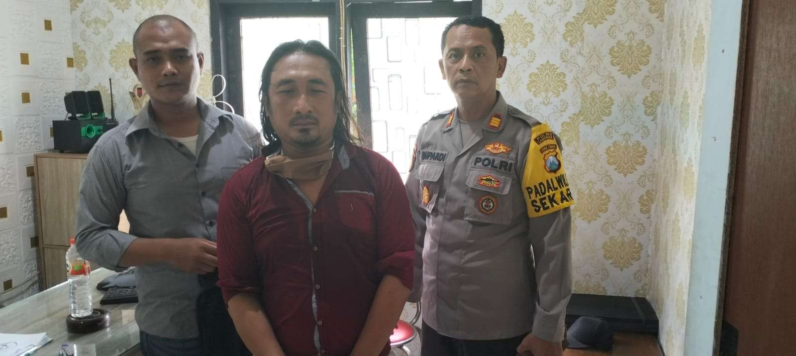 Tersangka pencurian sepeda motor saat diserahkan ke Polsek Sekaran (Foto: Istimewa)