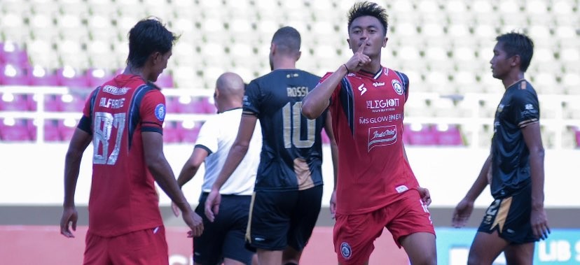 Pemain Arema FC usai mencetak gol ke gawang Dewa United di kompetisi Liga 1 (Foto: Twitter/@AremafcOfficial)