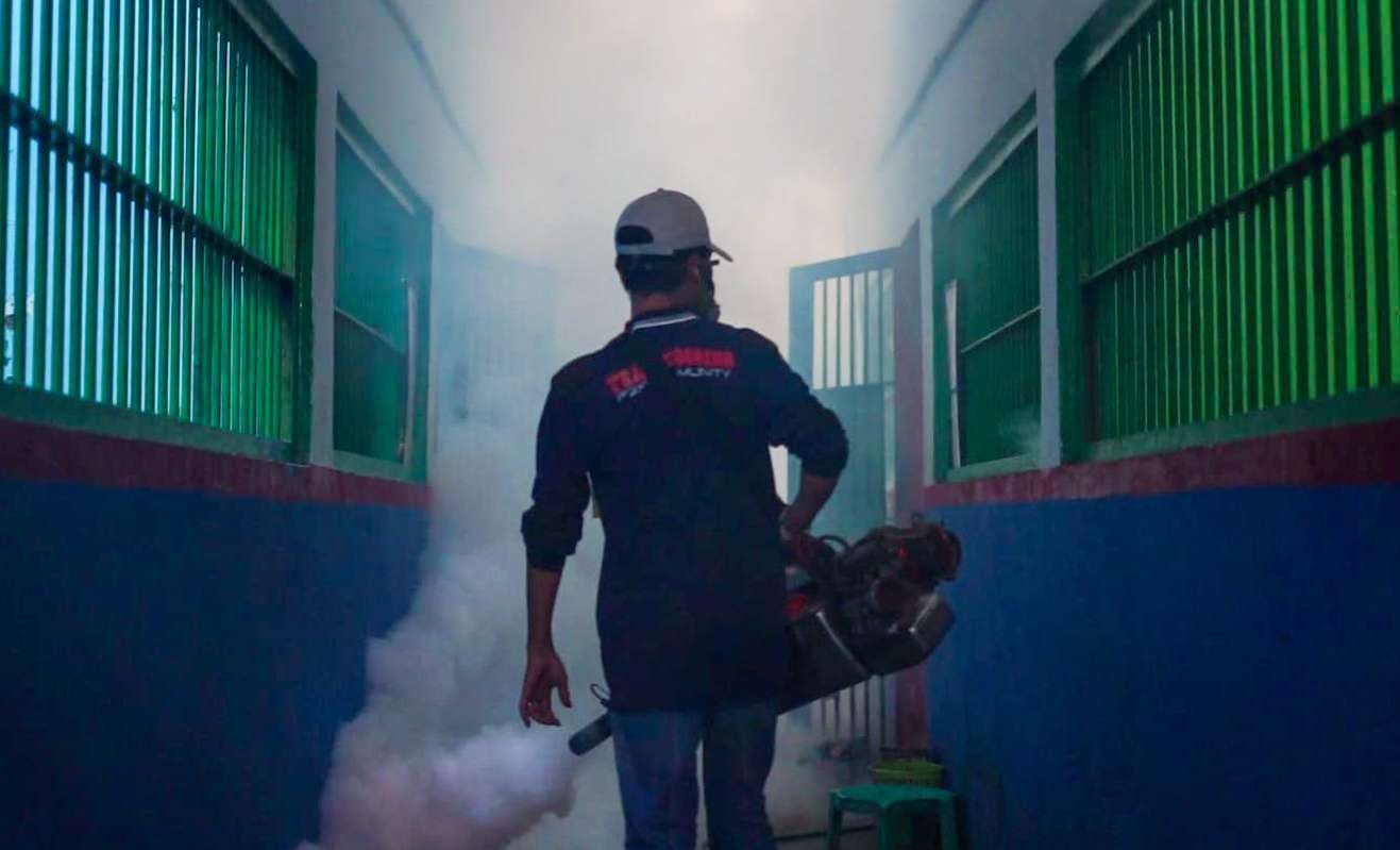 Petugas saat melakukan fogging dalam kamar hunian WBP lapas Porong (Foto: Aini Arifin/Ngopibareng.id)