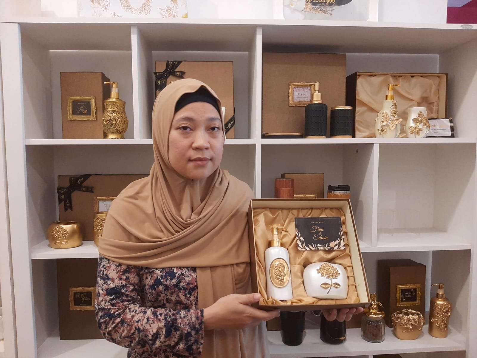 Pemilik Anaria Souvenir, Ria Saktia saat menunjukan salah satu produk souvenirnya (bukan yang dipesan Kaesang). (Foto: Pita Sari/Ngopibareng.id).