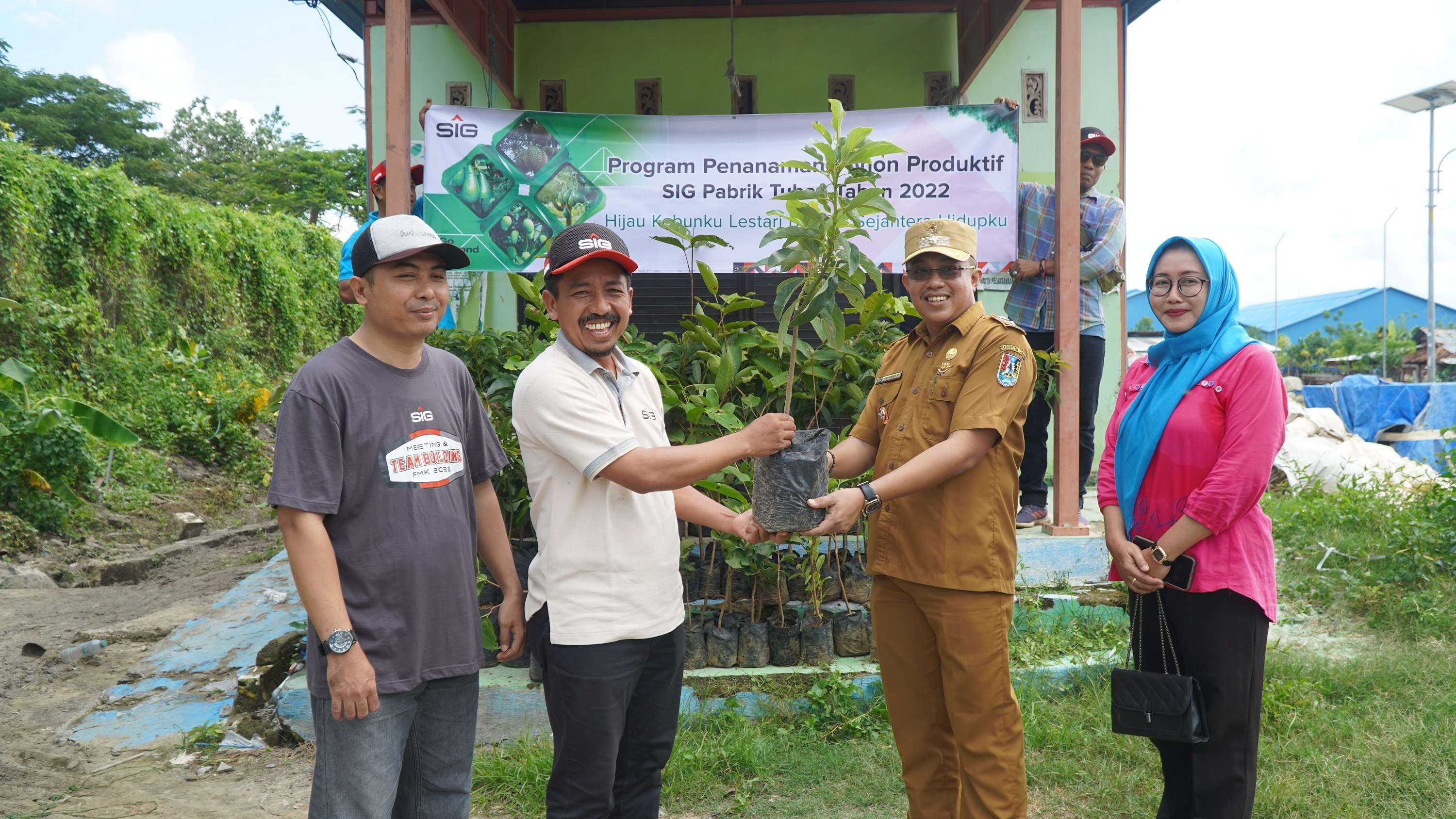 SIG GHoPO Tuban secara simbolis menyerahkan pohon kepada Kepala Desa Socorejo (Foto: Dok Semen Indonesia)