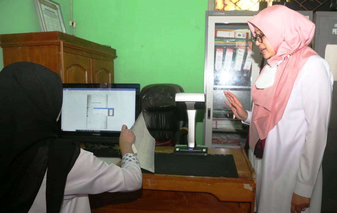 Bupati Banyuwangi Ipuk Fiestiandani melihat proses digitalisasi arsip di salah satu Desa (foto:istimewa)