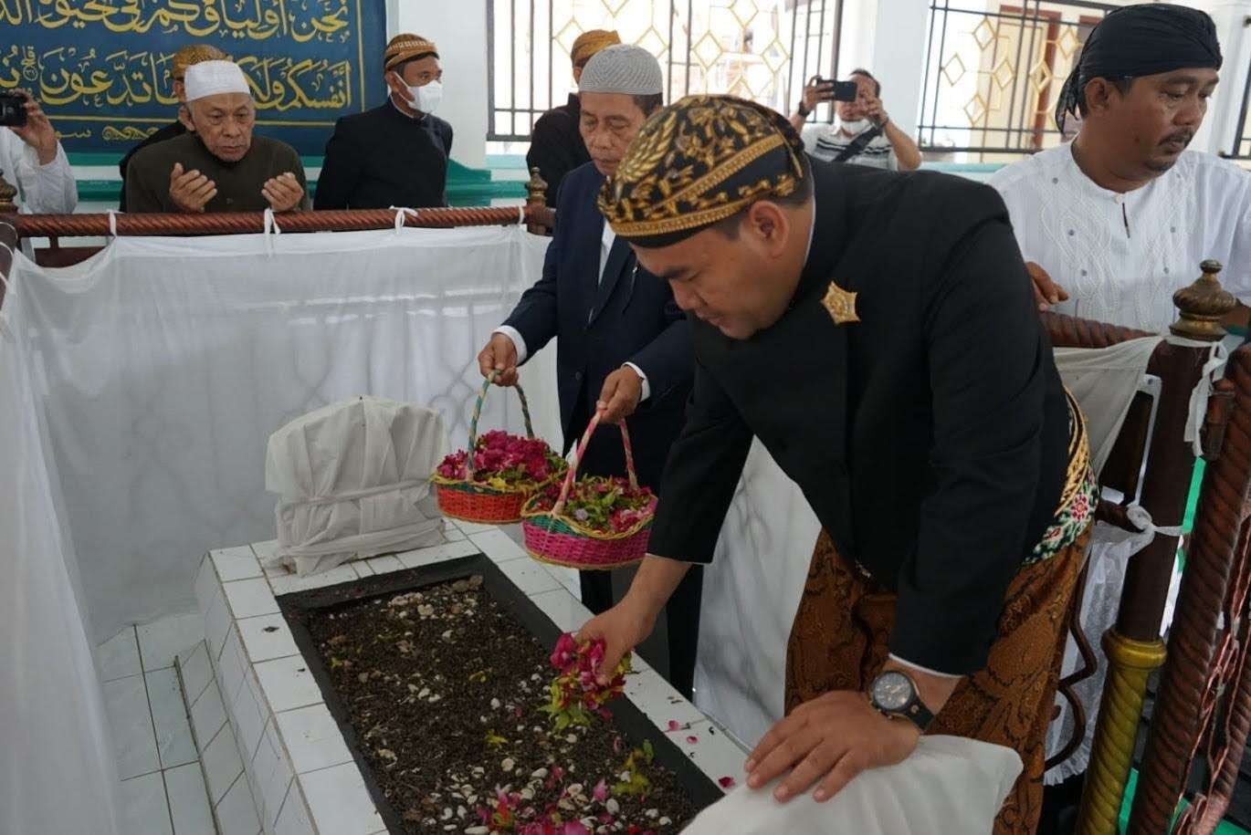 Tabur bunga di makam leluhur dan Bupati Blora terdahulu (Foto: Humas Pemkab Blora)