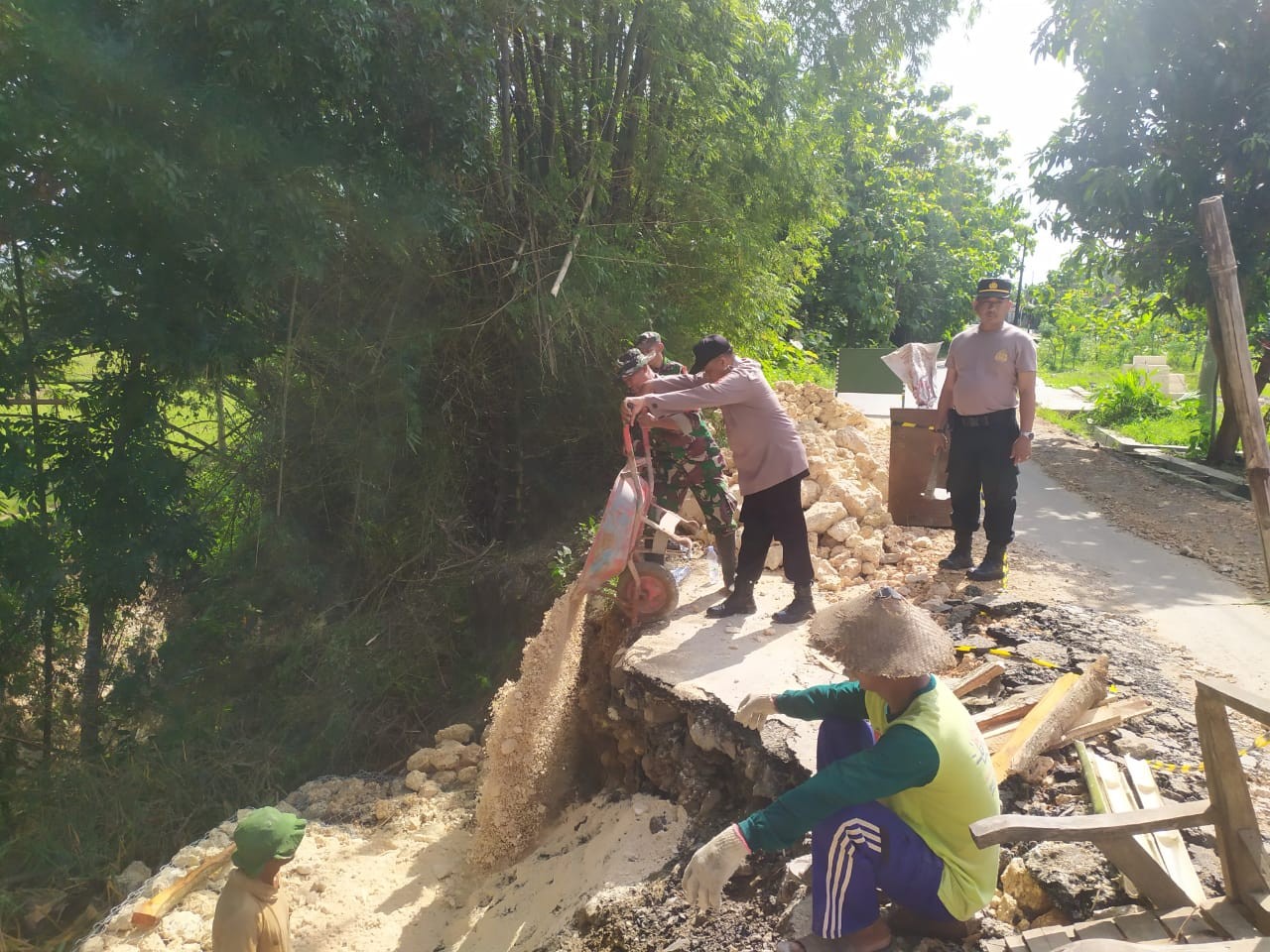 Petugas gabungan melakukan kerja bakti pembuatan bronjong. (Foto: Humas Polres Blora)