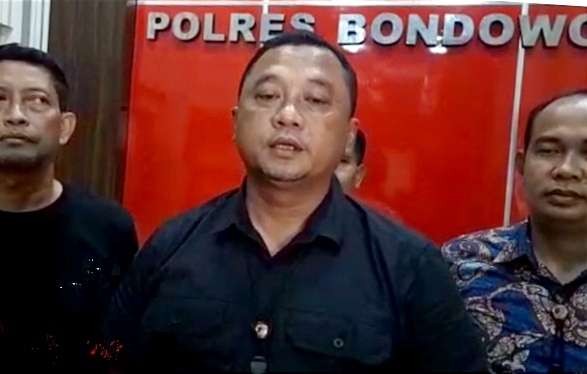 Kasatreskrim Polres Bondowoso, AKP Agus Purnomo membeberkan penangkapan tiga pencuri burung Murai jantan senilai Rp 70 juta. (Foto: Guido Saphan/Ngopibareng.id)