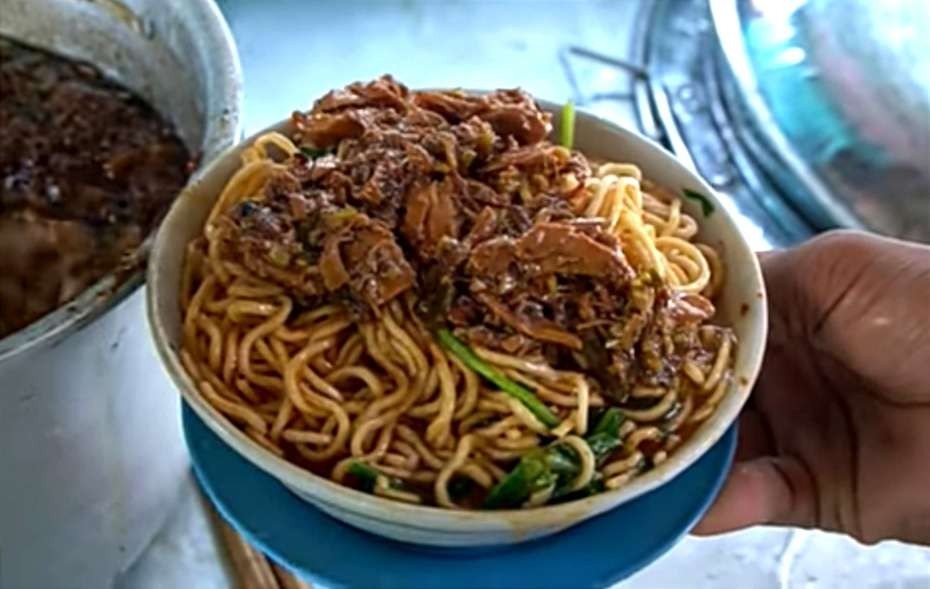 Mie Ayam Anti Galau Bondowoso porsi melimpah. (Foto: Guido Saphan/Ngopibareng.id)