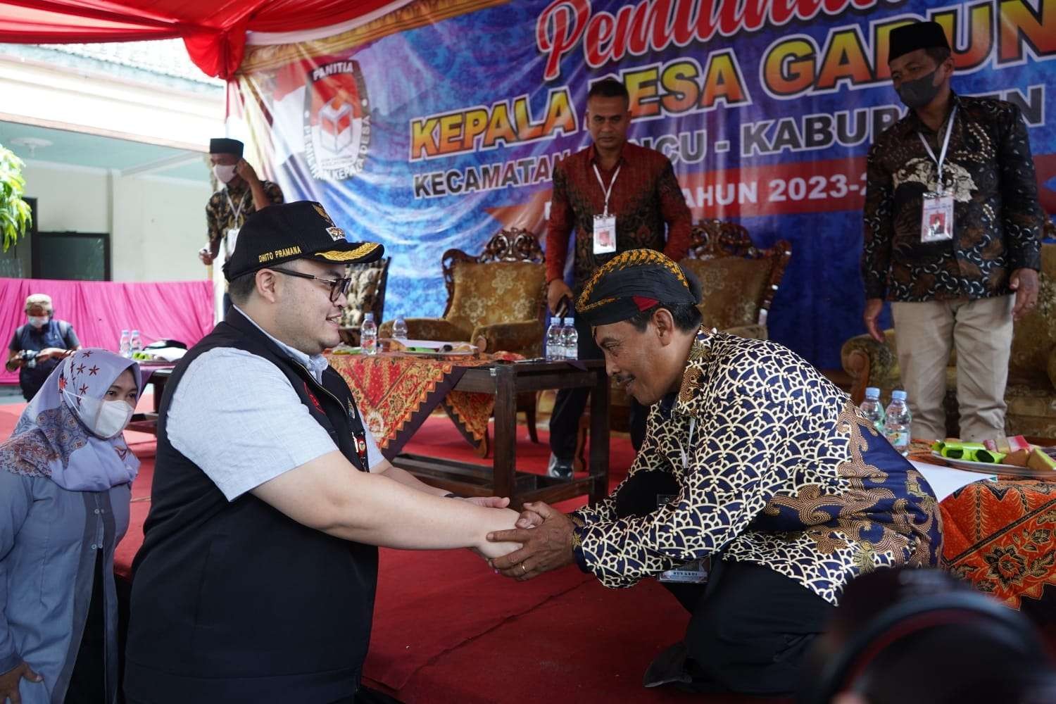 Pastikan Pilkades Berjalan Lancar, Bupati Kediri Cek Langsung Ke TPS (Foto Kominfo Kabupaten Kediri)