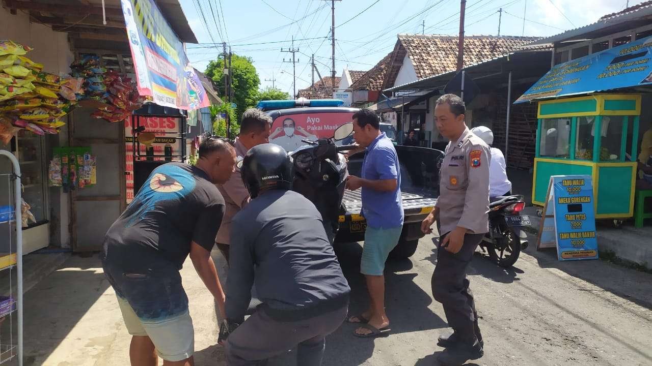 Petugas Polsek Banyuwangi amankan sepeda motor beat yang ditemukan warga. (Foto: Istimewa)