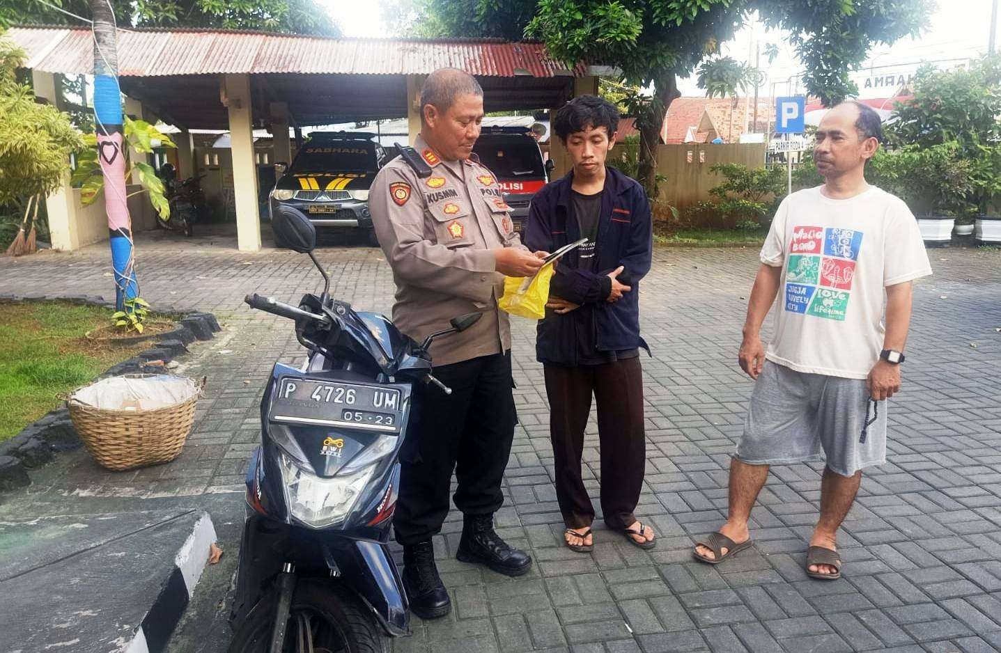 Kapolsek Banyuwangi AKP Kusmin mengecek bukti kepemilikan sepeda motor yang ditemukan warga (Foto: istimewa)