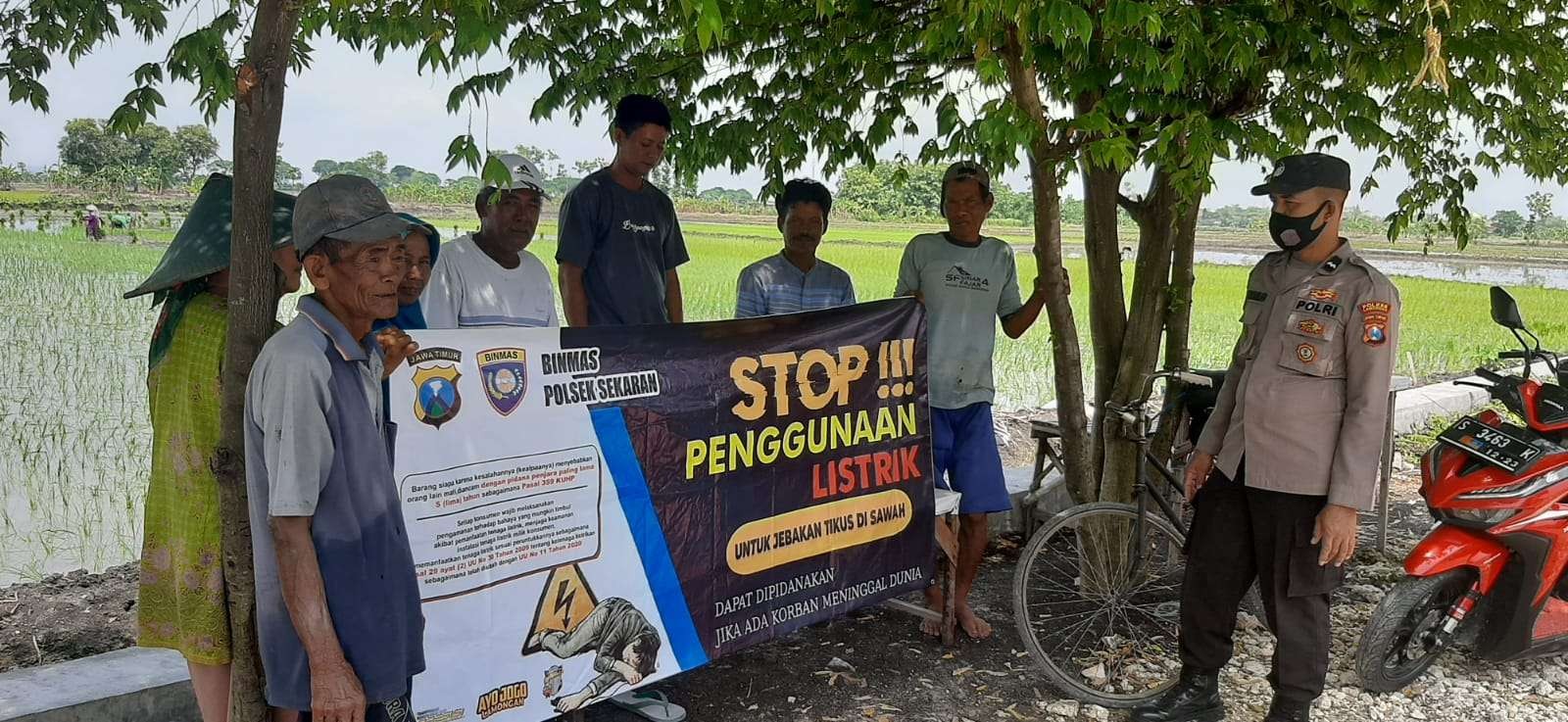 Binmas Polsek Sekaran, Lamongan saat sosialisasi larangan penggunaan jebakan tikus aliran listrik (Foto: Dokumen Humas Polres Lamongan