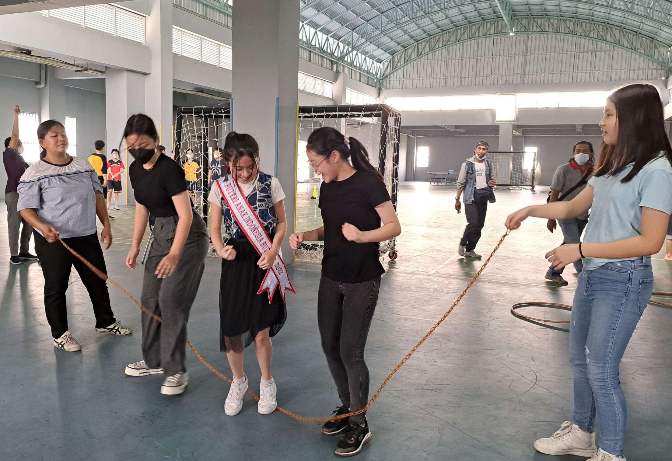 Putri Anak Indonesia Budaya, Karina Afandi, bermain permainan tradisional seperti lompat tali bersama teman-temannya. (Foto: Pita Sari/Ngopibareng.id)