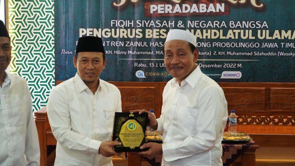 Katib PBNU Dr KH Hilmy Muhammad menerima cindera mata dari Pengasuh Pesantren Zainul Hasan KH M Hasan Mutawakkil Alllah, saat pembukaan Halaqoh Fikih Peradaban: Fikih Siyasah dan Negara Bangsa, Rabu 7 Desember 2022. (Foto: Media Center PWNU Jawa Timur)