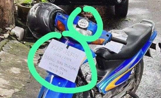 Satu unit motor diamankan diduga milik pelaku bom bunuh diri di Kantor Polsek Astana Anyar Bandung. (Foto: Twitter)