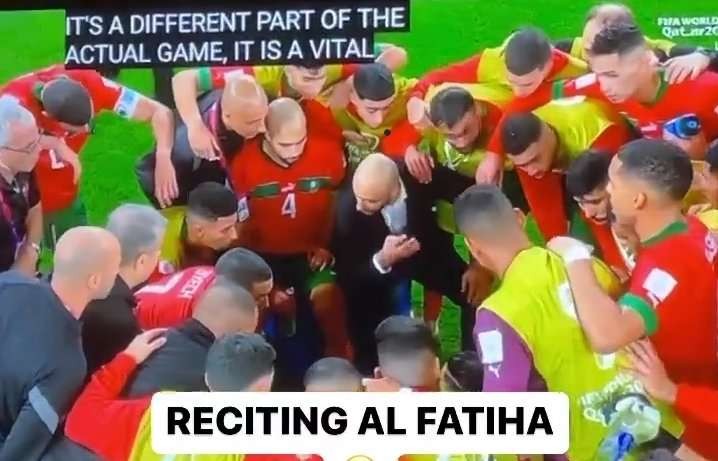 Timnas Maroko baca Surat Al Fatihah sebelum menang adu penalti melawan Spanyol di Piala Dunia 2022 Qatar. (Foto: YouTube @UmarsSoundz)