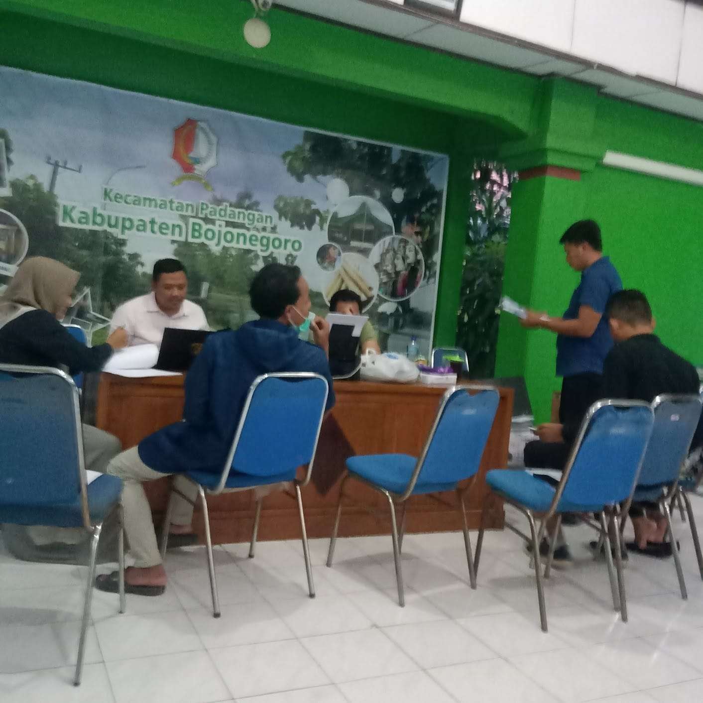 Perangkat desa di Kecamatan Padangan serahkan berkas BKK Desa (Ahmad Sampurmo / ngopibareng.id)