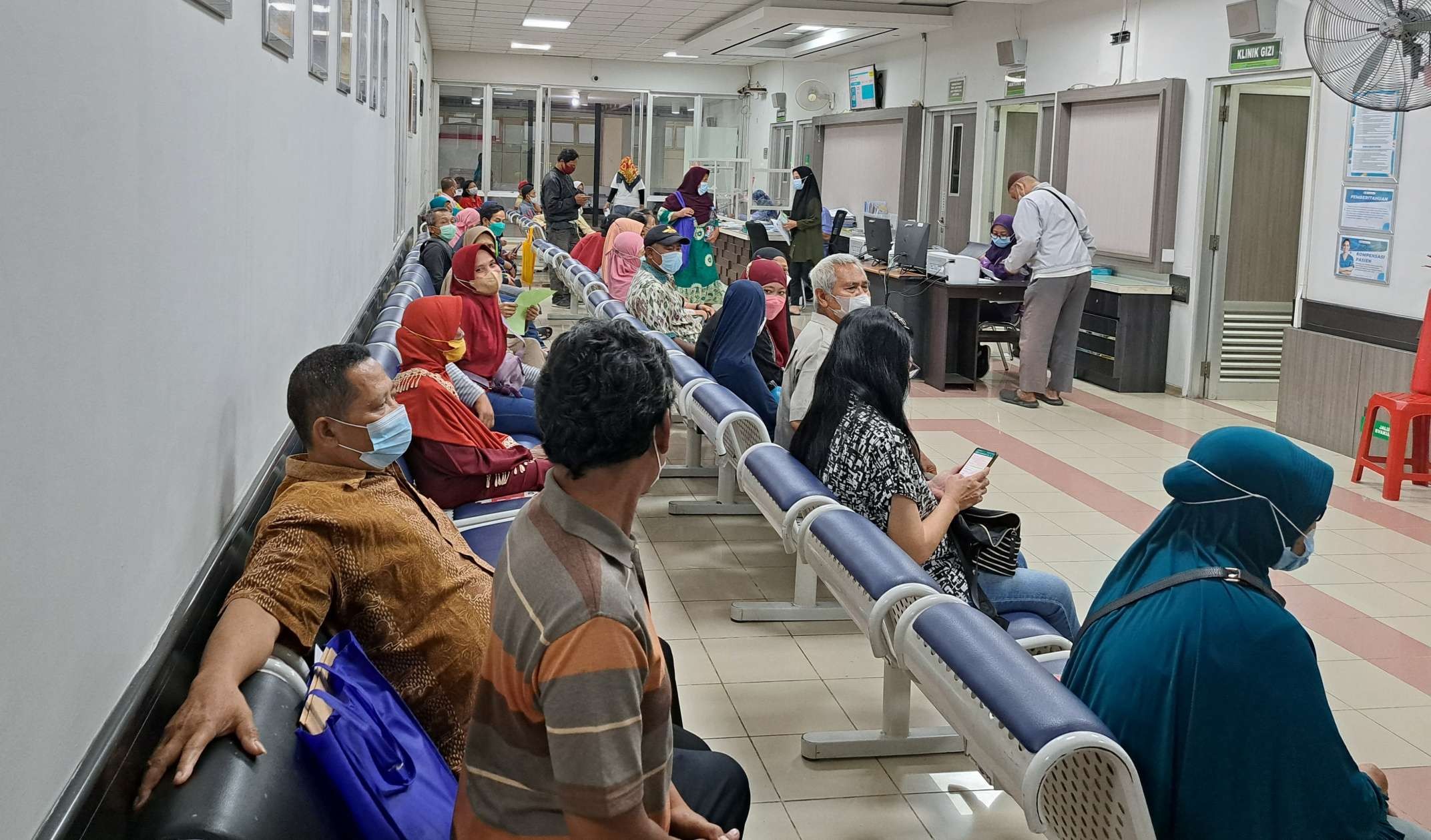 Pasien yang sedang mengantre di poli RSUD Dr Soewandhie Surabaya. (Foto: Pita Sari/Ngopibareng.id)