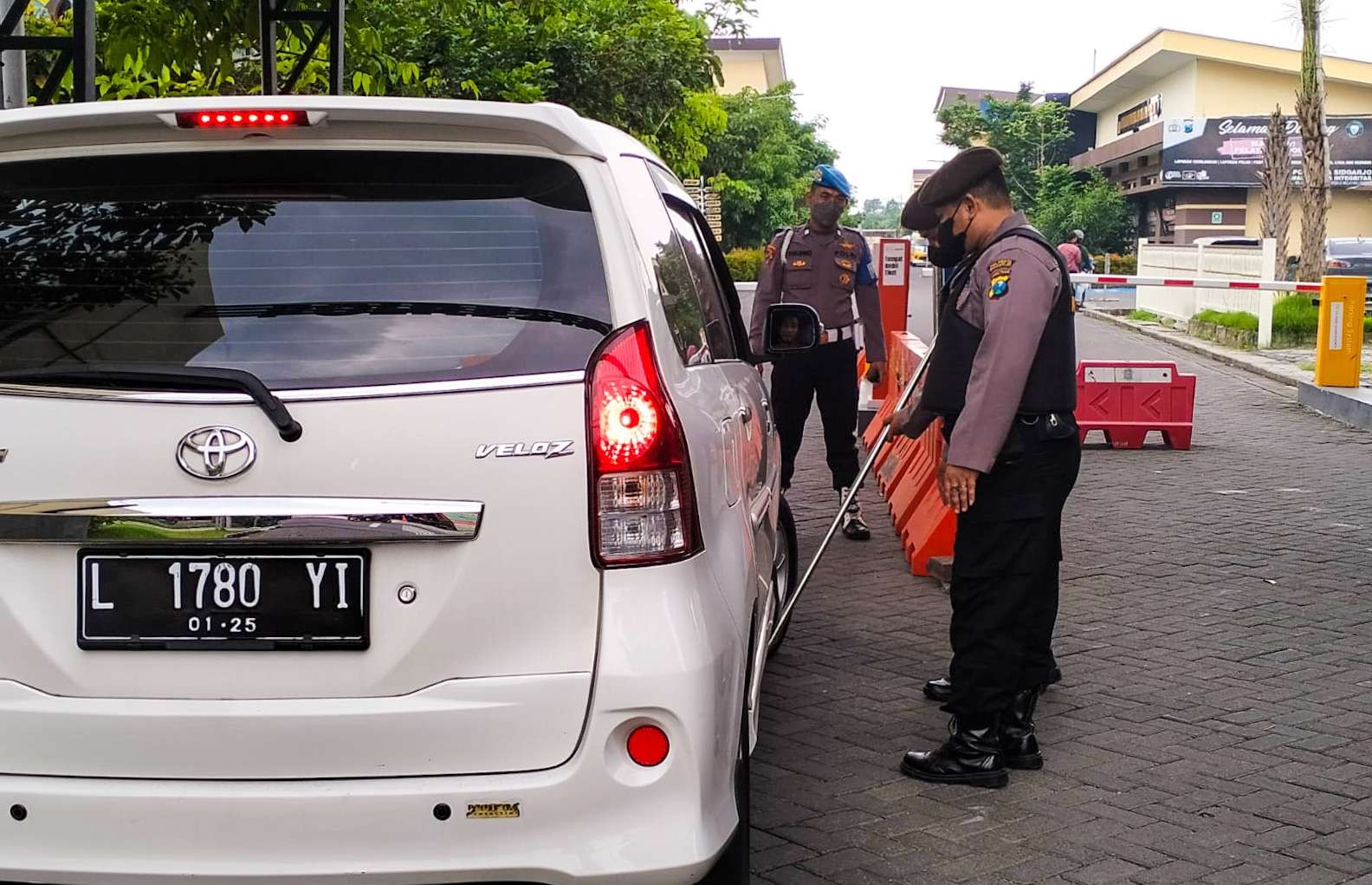 Petugas memeriksa setiap kendaraan yang masuk Mapolresta Sidoarjo (foto : Aini/Ngopibareng.id)