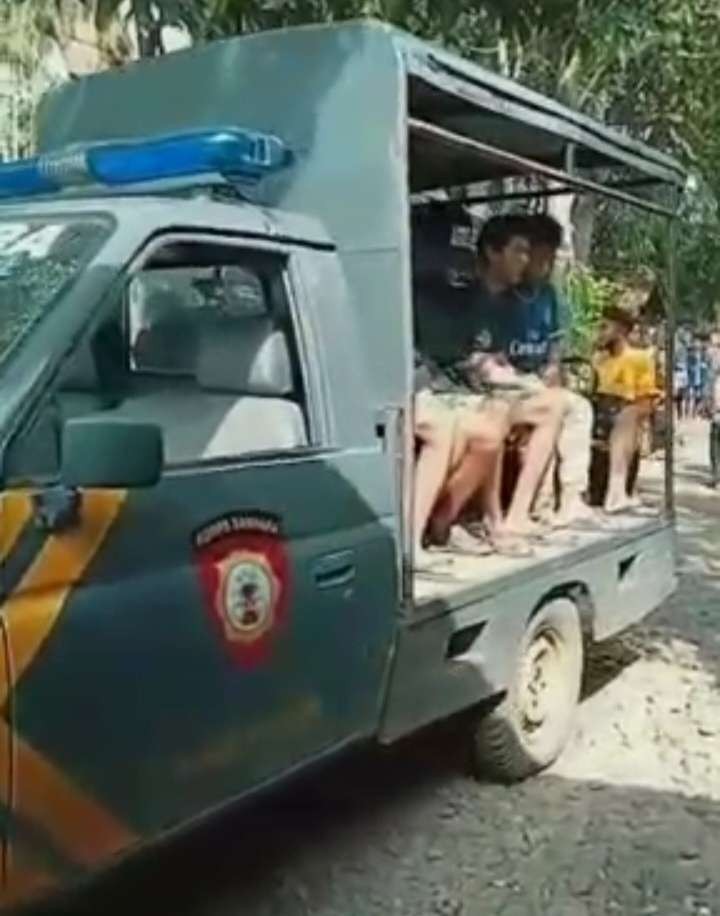 Tujuh pelaku pemerkosaan saat ditangkap polisi dan dibawa mobil patroli Polsek Gading. (Foto: tangkapan layar video di media sosial)