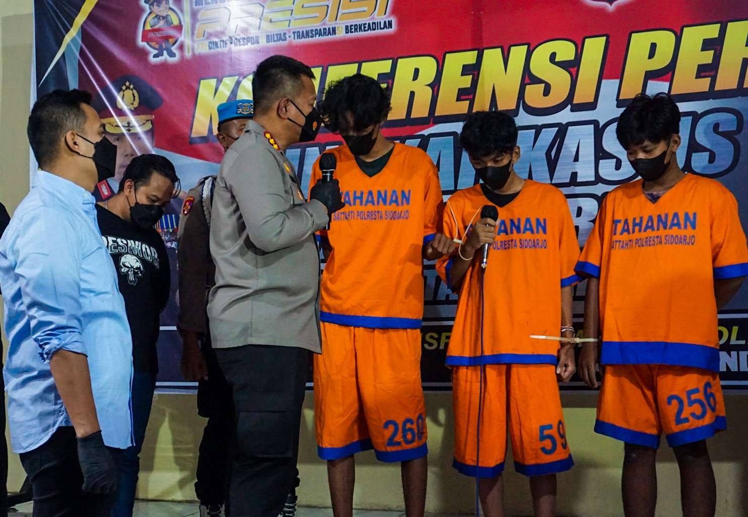 Tiga tersangka pengeroyokan di Sidoarjo (foto : Aini/Ngopibareng.id)