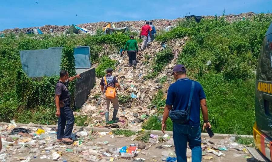 Petugas sedang melakukan olah kejadian perkara di TPA Jabon (foto: Aini/Ngopibareng.id)