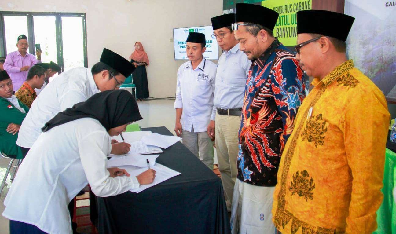 Calon dosen ITS NU Banyuwangi menandatangani pakta integritas dihadapan Ketua PCNU Banyuwnagi dan Ketua Badan Pendiri ITS NU Banyuwangi (Foto: Istimewa)