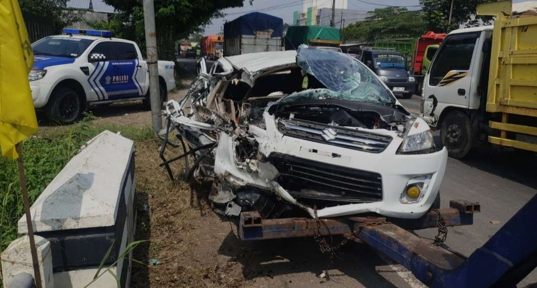 Suzuki Ertiga ringsek usai hantam truk dari arah berlawana. (Foto: Dokumen Satlantas)