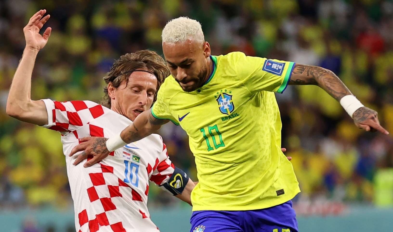 Duel bintang Kroasia Luka Modric dengan Neymar. (Foto: Twitter/@FIFAWorlCup)