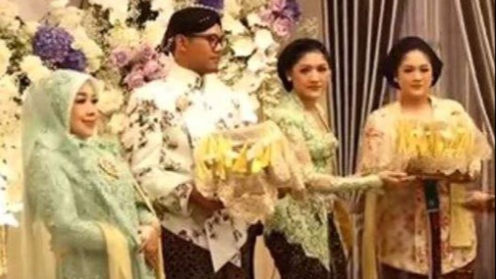 Erina Gudono memberikan dua pelangkah untuk kedua kakaknya yang belum menikah. (Foto: Indosiar)