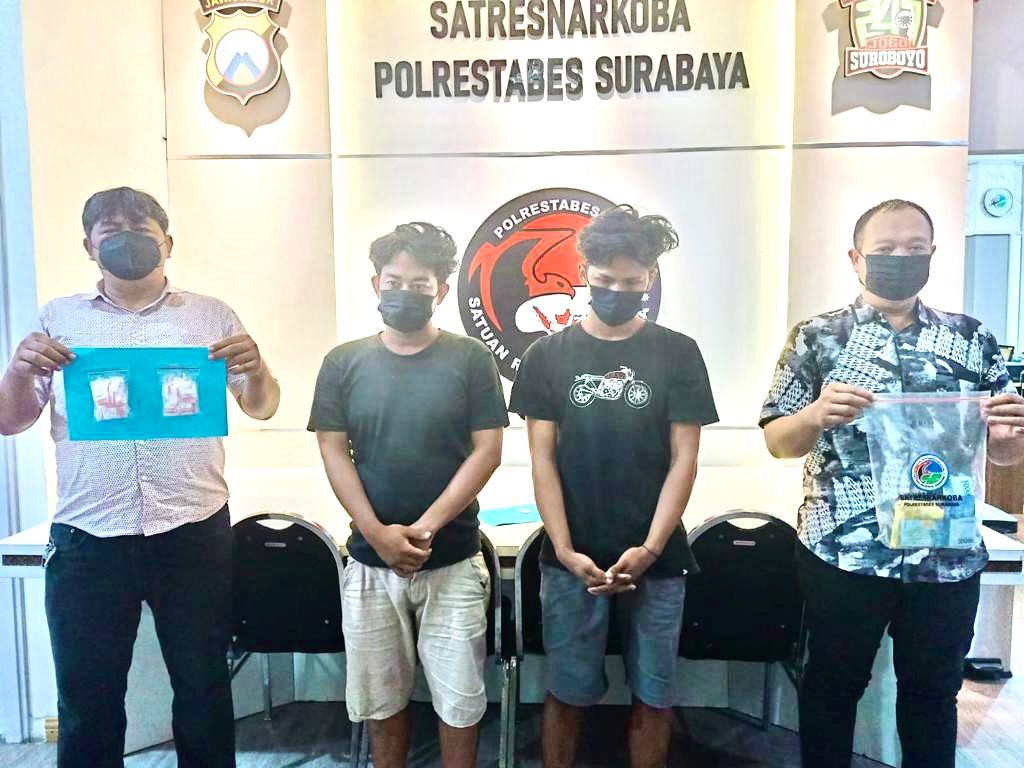 Polisi grebek warung kopi simpan ratusan poket sabu di Jalan Sawah Pulo (Foto: dok. Polrestabes Surabaya)