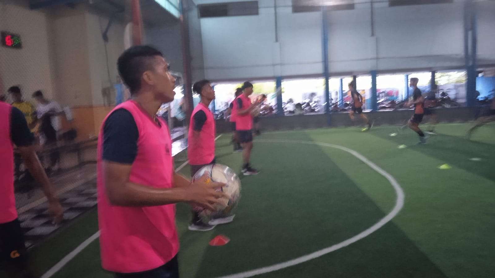 Persela Lamongan latihan fisik di lapangan futsal (Foto: Imron Rosidi/Ngopibareng.id)