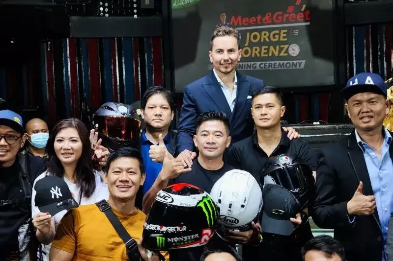 Mantan pebalap MotoGP Jorge Lorenzo asal Spanyol berfoto dengan para penggemarnya di Hotel Borobudur, Jakarta, Kamis, 8 Desember 2022. (Foto: Ant)