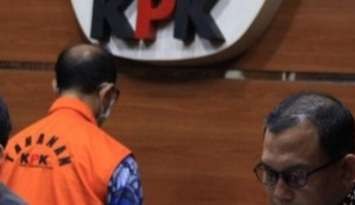 Hakim Agung Gazalba Saleh ganti baju tahanan tak bertoga lagi. (Foto: Dokumentasi KPK)