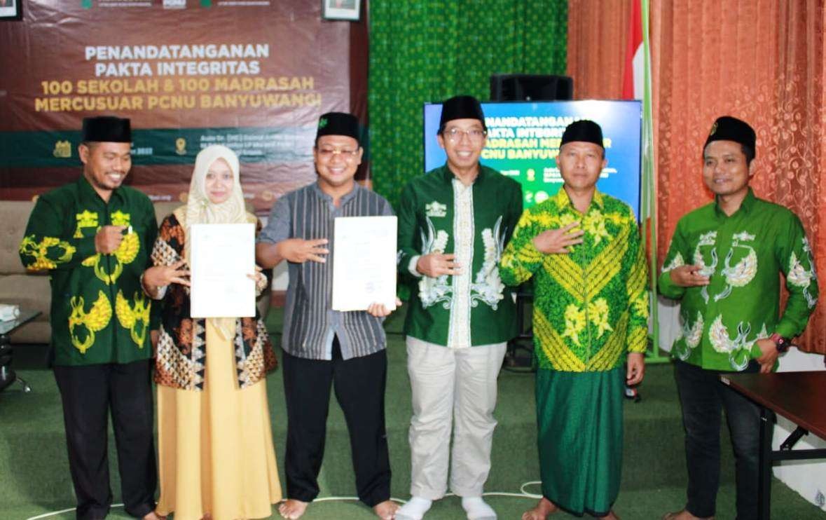 Perwakilan sekolah dan madrasah mercusuar usai penandatanganan pakta integritas di Kantor LP Ma'arif, Kecamatan Srono, Banyuwangi (foto: istimewa)