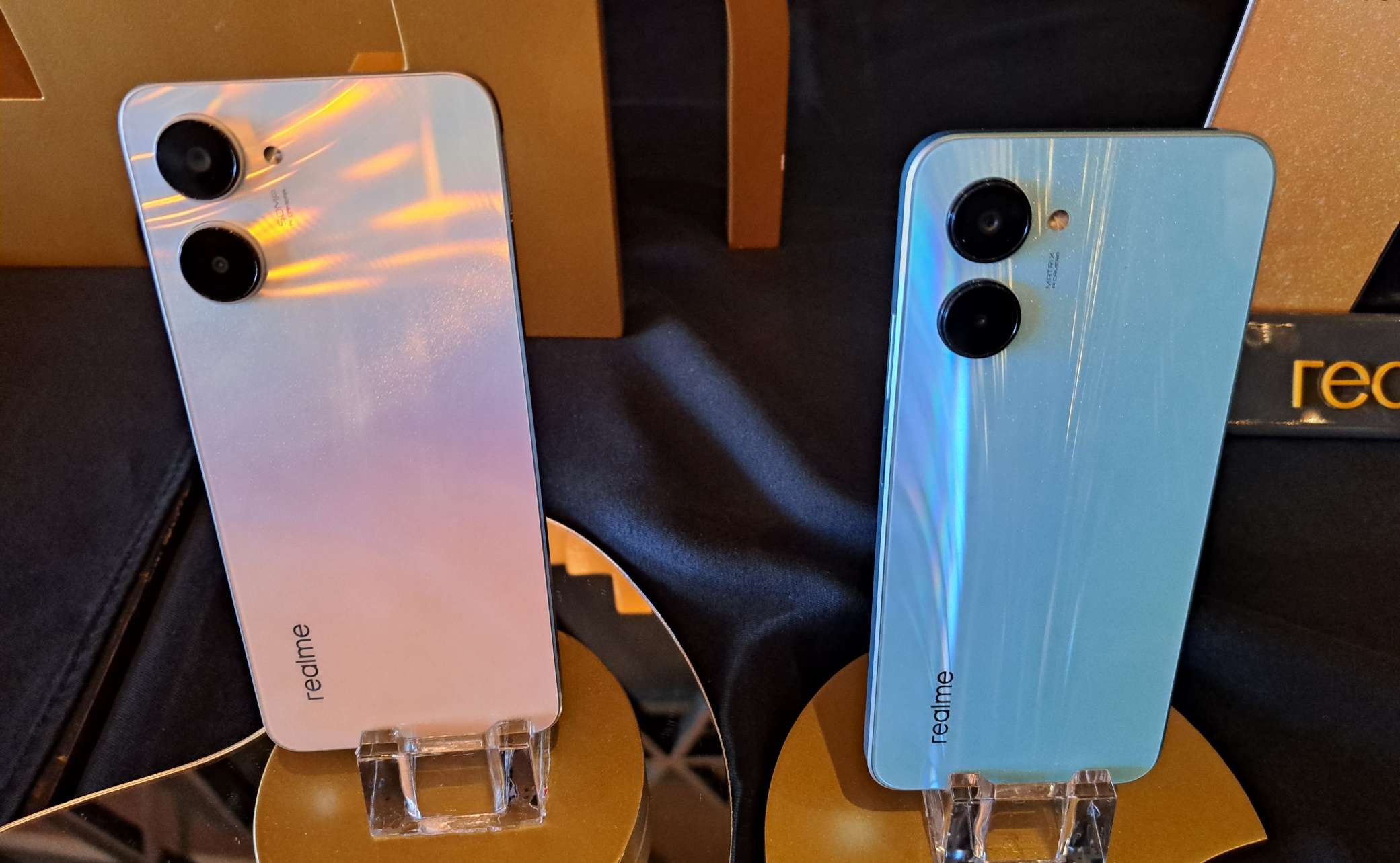 HP Gaming Realme 10 dengan harga Rp2 jutaan yang berhasil terjual 9.000 unit. (Foto: Pita Sari/Ngopibareng.id)