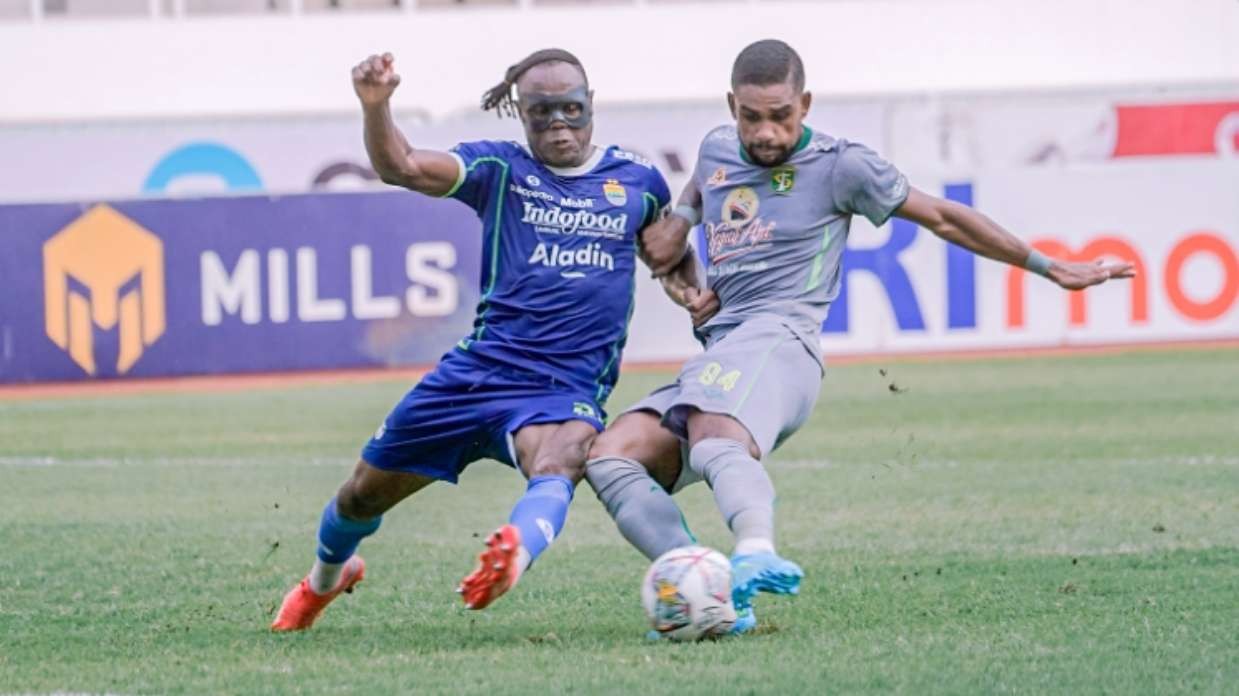 Pemain Persebaya, Silvio Junior saat berduel dengan Pemain Persib Victor Igbonefo. (Foto: Persebaya)