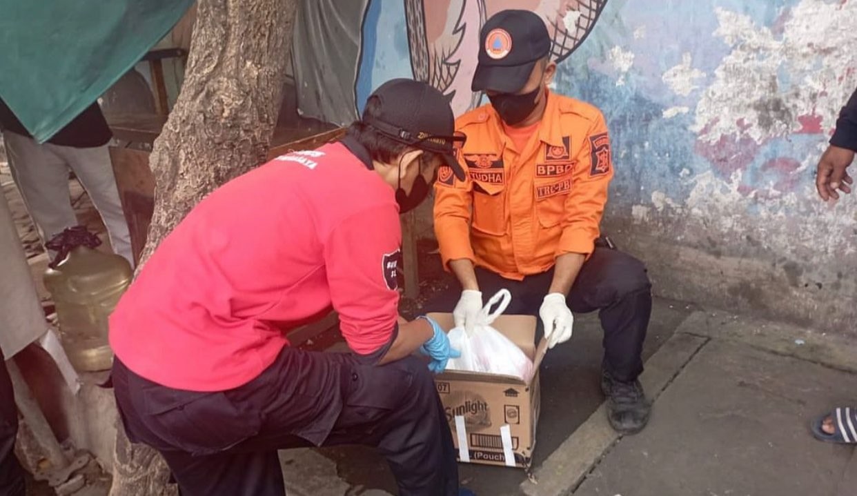 Proses evakuasi jenazah bayi dalam kresek di Menanggal (Foto: dok. BPBD Surabaya)