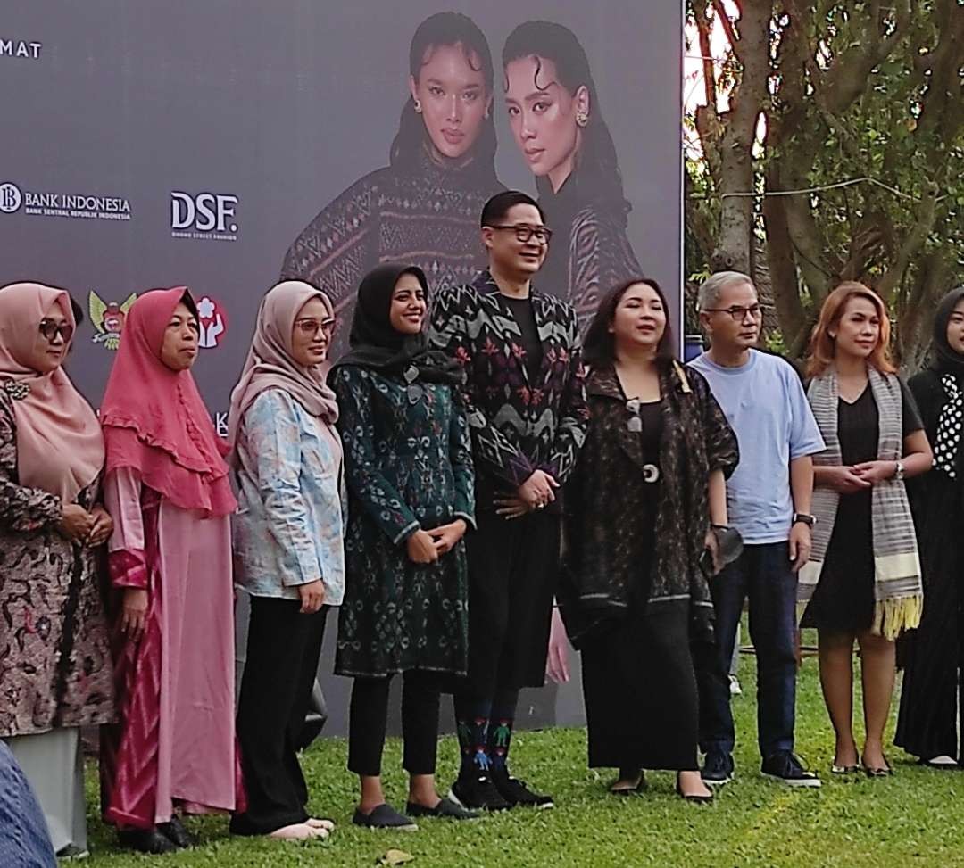 Dhoho Street Fashion 2022 libatkan tunarungu sebagai model baju berbahan tenun ikat. (Foto: Fendhy Plesmana/Ngopibareng.id)