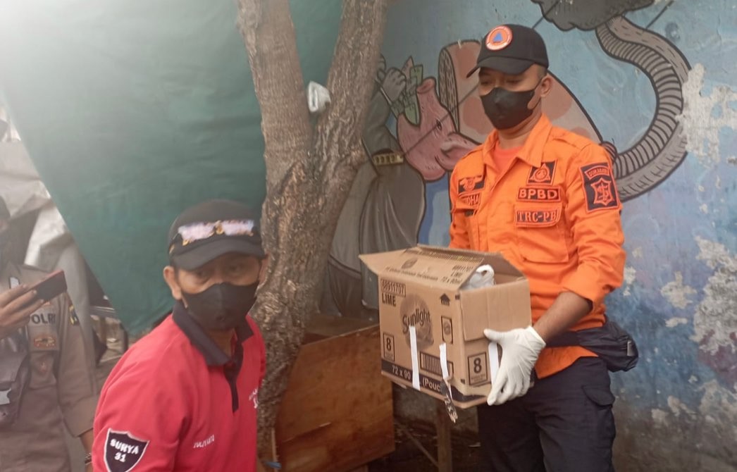 Proses evakuasi jenazah bayi di warung Jalan Menanggal Surabaya. (Foto: Dokumentasi BPBD Surabaya)