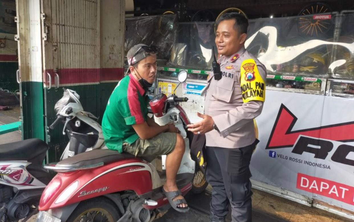 Polsek Tambaksari Surabaya mendatangi bengkel motor antisipasi knalpot brong. (Foto: Dokumentasi Polsek Tambaksari)