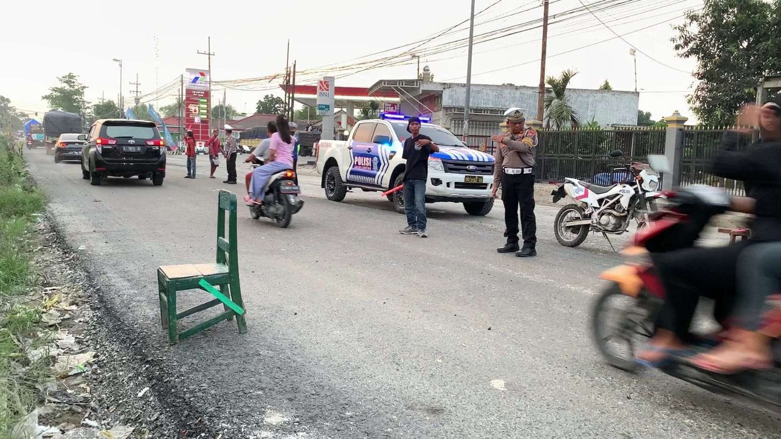 Perbaikan jalan di jalur Bojonegoro-Babat yang membuat arus lalu lintas kerap terjadi kemacetan. (Foto: dok Polres Bojonegoro)