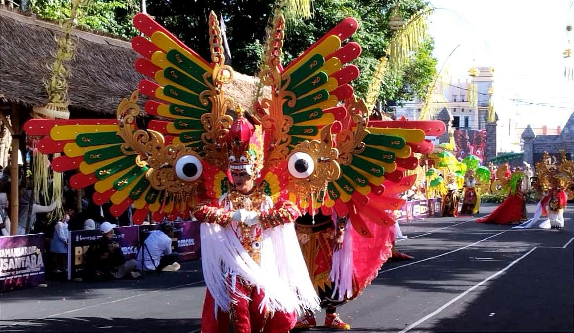 Talen menampilkan salah satu kesenian khas suku osing pada event BEC (foto:Muh Hujaini/Ngopibareng.id)