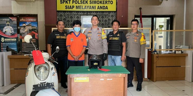 Pelaku pencurian yang ditangkap saat dorong motor di Jalan Kapasan (Foto: dok. Polsek Simokerto)