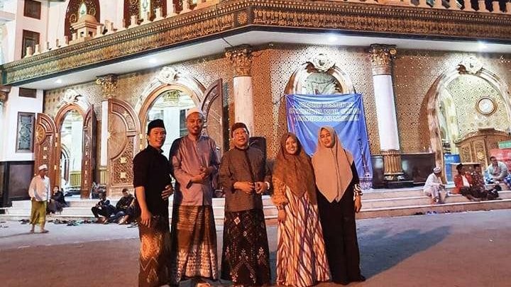 Kiai Ma'ruf Khozin bersama keluarga saat berziarah Makam Syaikhona Muhammad Kholil al-Bankalany. (Foto: maruf khozin)