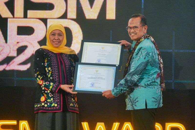 Gubernur Jawa Timur Khofifah Indar Parawansa menyerahkan dua penghargaan pengakuan Pecel dan Grebeg Maulud Madiun sebagai warisan budaya tak benda kepada Sekda Kota Madiun Soeko Dwi Handiarto dalam ajang "East Java Tourism Award" (EJTA) 2022 di Kota Batu. (Foto: Dok Jatim)