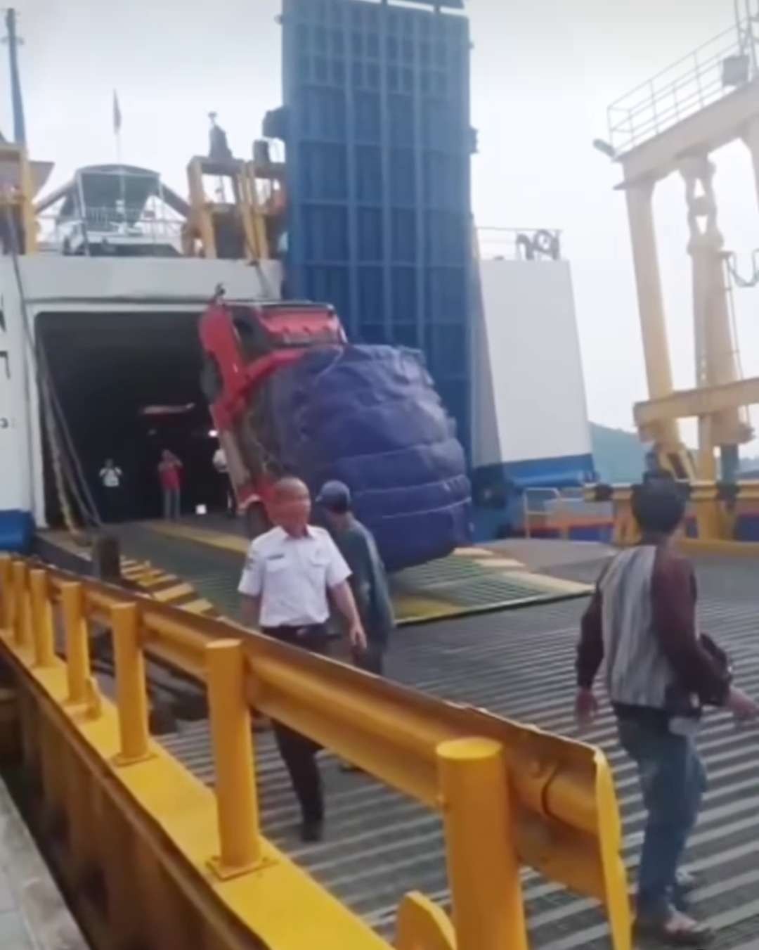 Sebuah pikap bermuatan pisang lampung terguling saat hendak masuk kapal di Pelabuhan Bakauheni. (Foto: Instagram @fakta.indo)